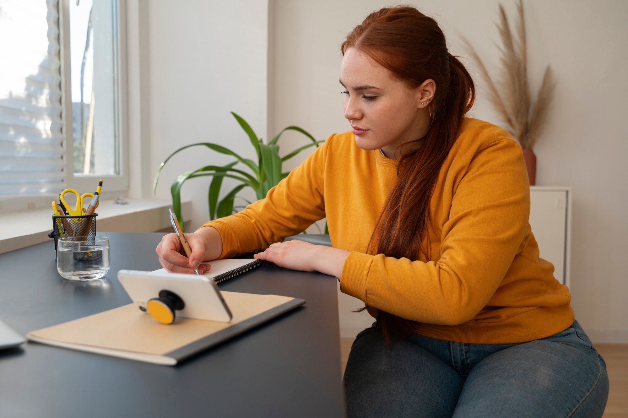Kíméletes mozgásterápiás foglalkozás idős hölggyel